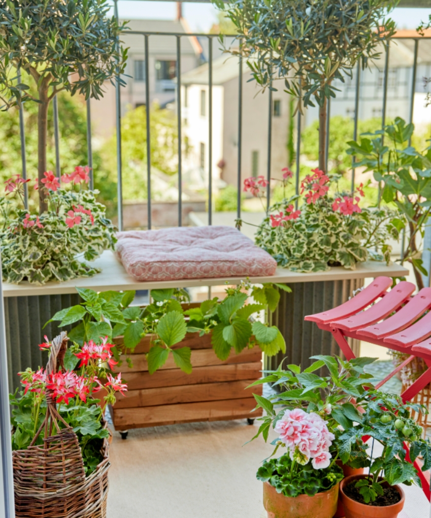 Leben im Freien: fünf angesagte Trends. Geranien, Möbel und Accessoires verwandeln Terrassen, Balkone und Veranden in Outdoor-Wohnräume