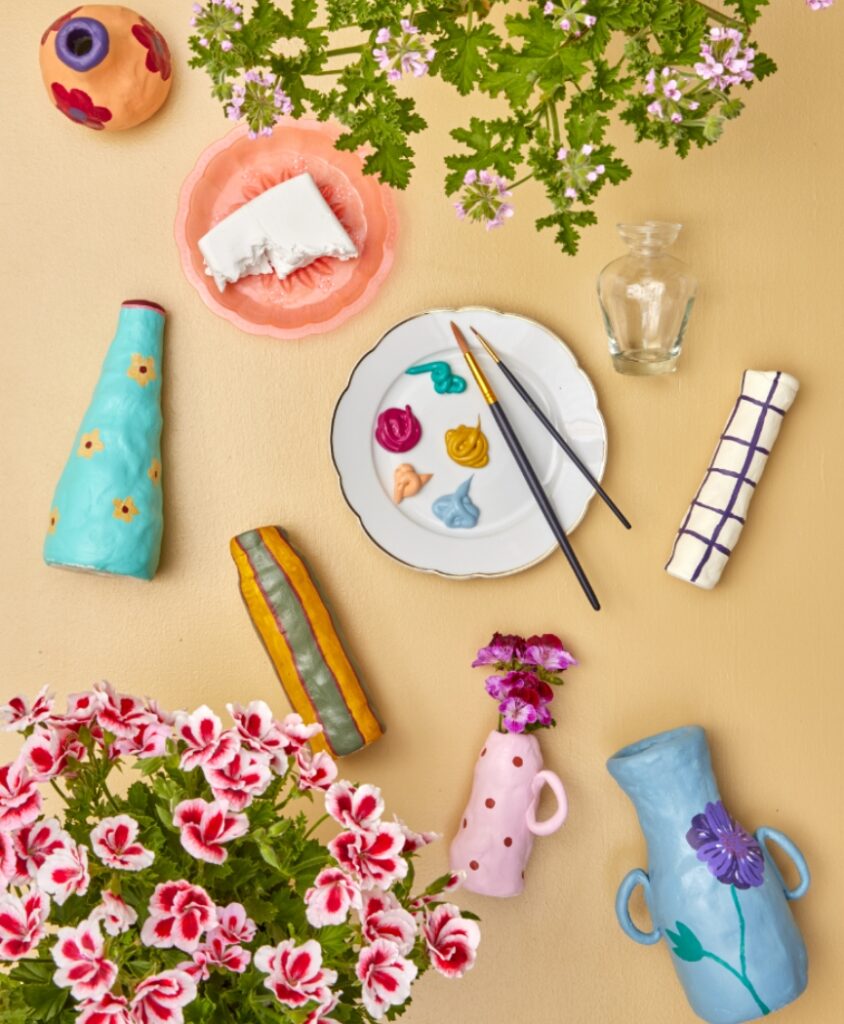 Blick von oben auf das Material, das man für die Upcycling-Vase in einem Mantel aus Modelliermasse benötigt.